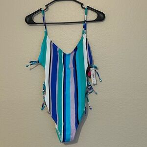 No Boundaries Juniors' Cabana Stripe One-Piece Swimsuit - M (7-9) Cheeky high